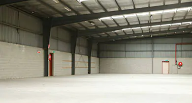 vista interior de nave industrial mixta